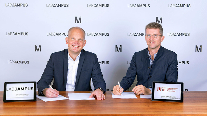 Dr. Marc Wagener (left), managing director of LabCampus GmbH, and Professor Carlo Ratti, director of MIT Senseable City Lab, signing a cooperation agreement on Nov. 1, 2018.