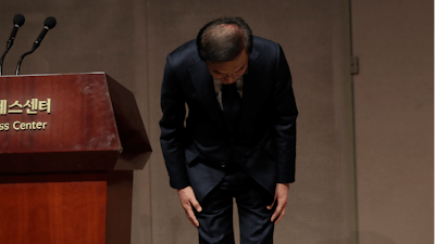 Kinam Kim, President & CEO, Device Solutions, Samsung Electronics bows in apology in Seoul, South Korea, Friday, Nov. 23, 2018.