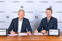 Dr. Marc Wagener (left), managing director of LabCampus GmbH, and Professor Carlo Ratti, director of MIT Senseable City Lab, signing a cooperation agreement on Nov. 1, 2018.