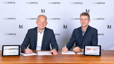 Dr. Marc Wagener (left), managing director of LabCampus GmbH, and Professor Carlo Ratti, director of MIT Senseable City Lab, signing a cooperation agreement on Nov. 1, 2018.