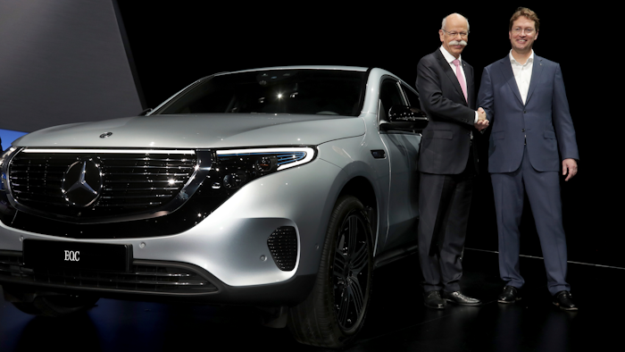 Daimler CEO Dieter Zetsche, left, and incoming CEO Ola Kaellenius pose prior to the annual shareholder meeting in Berlin, Wednesday, May 22, 2019.