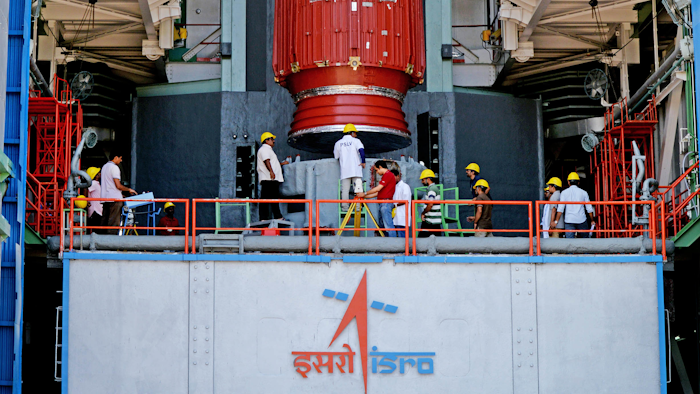 07hoistingofthenozzleendsegmentofpslv C46overthelaunchpedestal