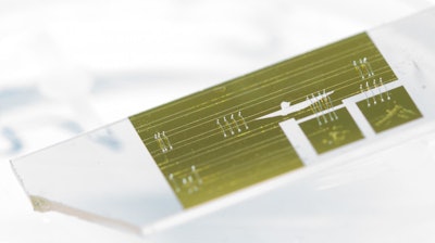 Approximately 2 cm in length, this chip makes it possible to precisely analyse the infrared spectrum.