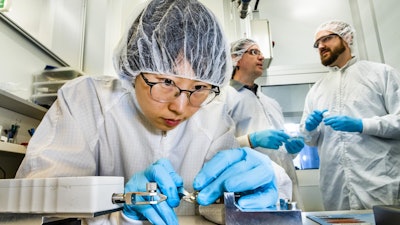 Nara Kim, with Xavier Crispin and Klas Tybrandt in the background, in the laboratory of organic electronics at Linköping University.