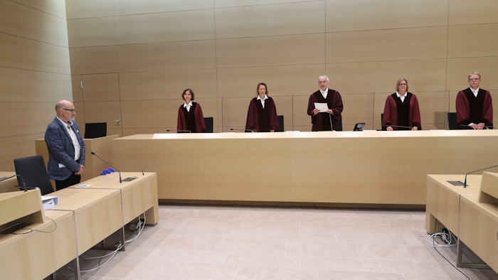 Presiding Judge at the Federal Court of Justice Stephan Seiters, center, announced the verdict in the trial between the Volkswagen company and the owner of a VW Diesel passenger car Herbert Gilbert, left, in Karlsruhe, Germany, May 25, 2020.