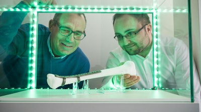 The procedure allows researchers to create an implant tailored precisely to the patient's individual fracture. As this personalized fixation plate is designed to accommodate the forces and loading patterns that arise during the patient's path to recovery, it can significantly improve the fracture healing process. Professor Stefan Diebels (left) and DFKI researcher Christian Wolff with a tailored implant for a lower leg fracture.