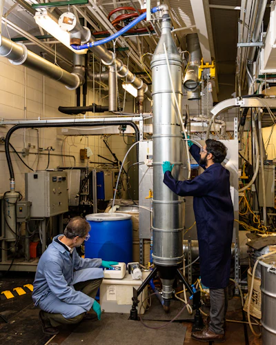 In 2019, ORNL researchers Costas Tsouris and Eduardo Miramontes operated the intensified device inside of the absorption column, which contains commercial stainless-steel packing elements.
