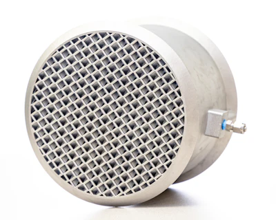 The novel 3D-printed intensified device is made of aluminum and integrates a heat exchanger and mass-exchanging contactor into a single device to enhance carbon dioxide capture.