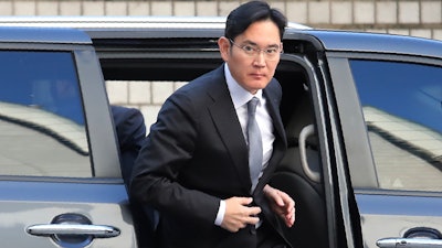 Samsung Electronics Vice Chairman Lee Jae-yong gets out of a car at the Seoul High Court in Seoul, Nov. 22, 2019.