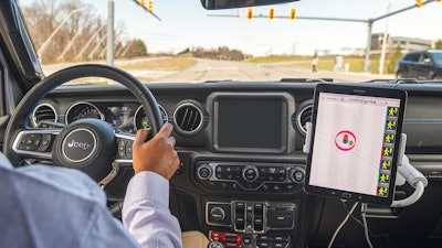 The test gear installed on the Jeep Wrangler 4xe plug-in hybrid enables the vehicle to alert nearby infrastructure of its position to alert pedestrians and other vehicles, as well as receive emergency notifications from the cellular network.