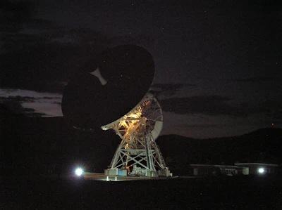 At the higher mmWave frequencies, the state-of-the-art Y-junction circulator is effective only within a very narrow bandwidth. Using a Y-junction circulator can place a severe bandwidth limitation on an entire system such as this deep-space tracking station.