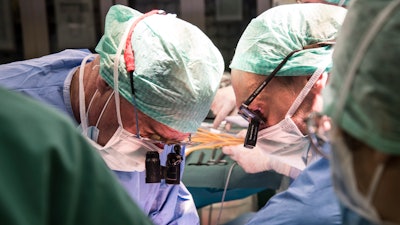 Prof. Pierre-Alain Clavien and Prof. Philipp Dutkowski during the transplantation of the liver treated in the machine.