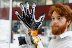 Doctoral student Sebastian Gratz-Kelly from Professor Stefan Seelecke’s research group demonstrates the prototype glove that will be showcased at Hannover Messe.
