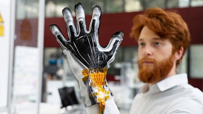 Doctoral student Sebastian Gratz-Kelly from Professor Stefan Seelecke’s research group demonstrates the prototype glove that will be showcased at Hannover Messe.