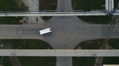 Aerial photo of an Einride Autonomous Electric Transport (AET) vehicle.