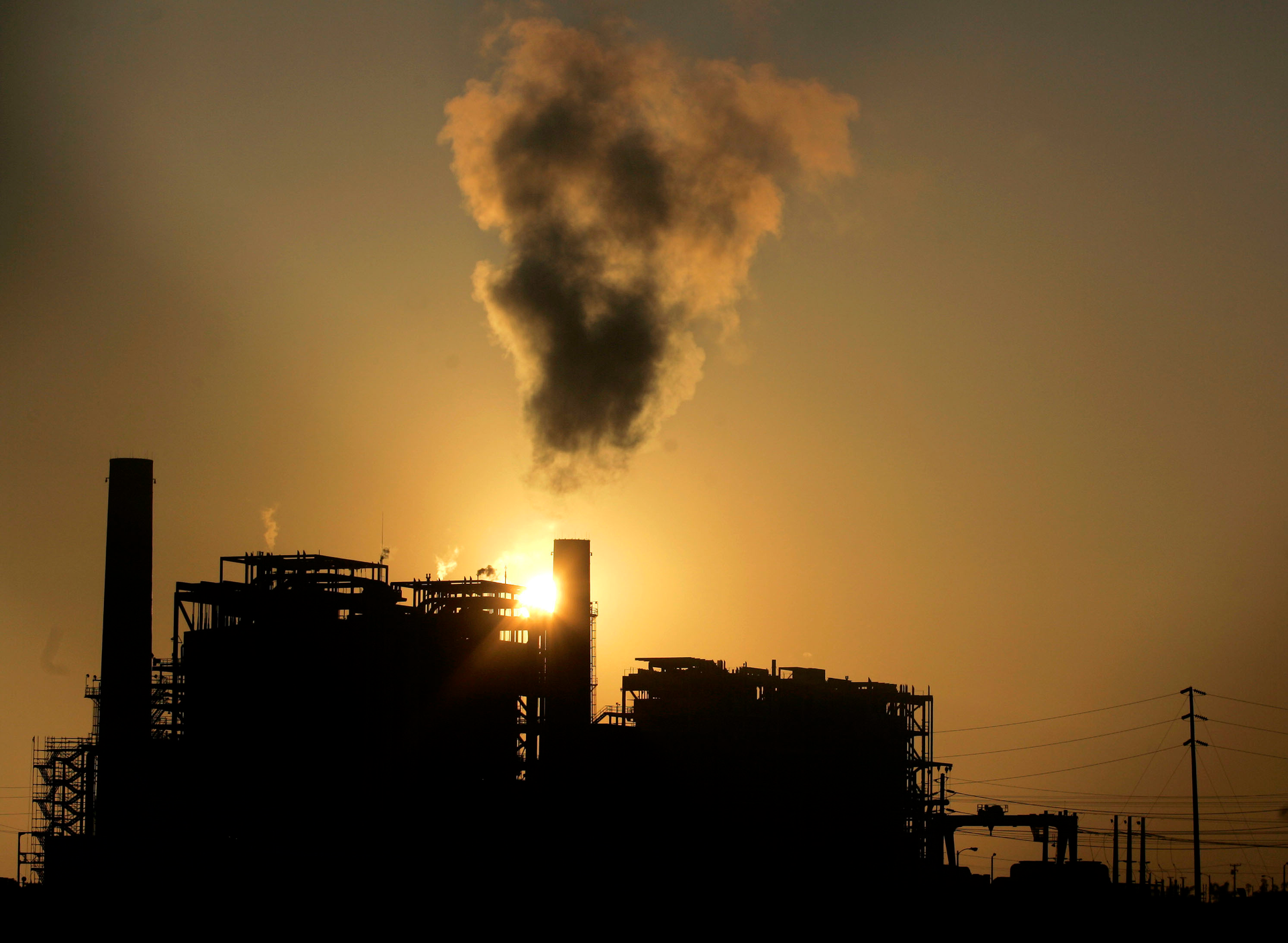 A proposal by Gov. Gavin Newsom's administration would let the state purchase power in emergencies from aging gas plants.