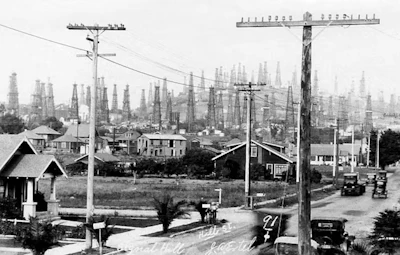 A 1924 photo shows the oil derricks on Signal Hill.
