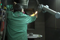 Dallas manufacturer Aircraft Tooling now uses a collaborative robot from Universal Robots to handle plasma and metal powder spray processes, freeing up employees from working in hot and dusty environments.