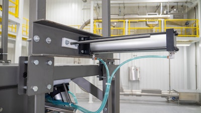 By combining hygienic bag clamps with the tensioning action of spring-loaded bag support arms, liner distension into downstream equipment can be prevented.