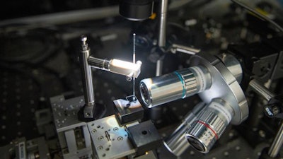 The visualization of microcapillary tips using a projection light to the back aperture for delicate contact of the tip surpassing the diffraction-limited resolution.