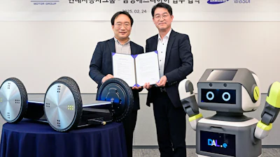 Dong Jin Hyun, VP and head of robotics LAB at Hyundai Motor and Kia (left) and Hans Cho, executive VP and head of strategic marketing at Samsung SDI.