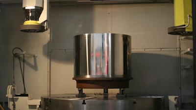 The 17-year-old grinding machine is used to machine the inside and outside of tubular rollers to a surface finish of Ra 0.016 µm.