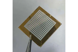 The team’s photomemristor is quite small, measuring only half a millimeter across. Despite its size, the component can convert light energy into electrical current to power advanced optical systems.