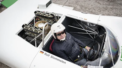 Rudi Lins in front of the 275 PS engine of the Porsche 909 Bergspyder.